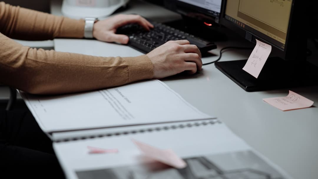 Professionnel analysant l'allotissement d'un marché public BTP sur ordinateur