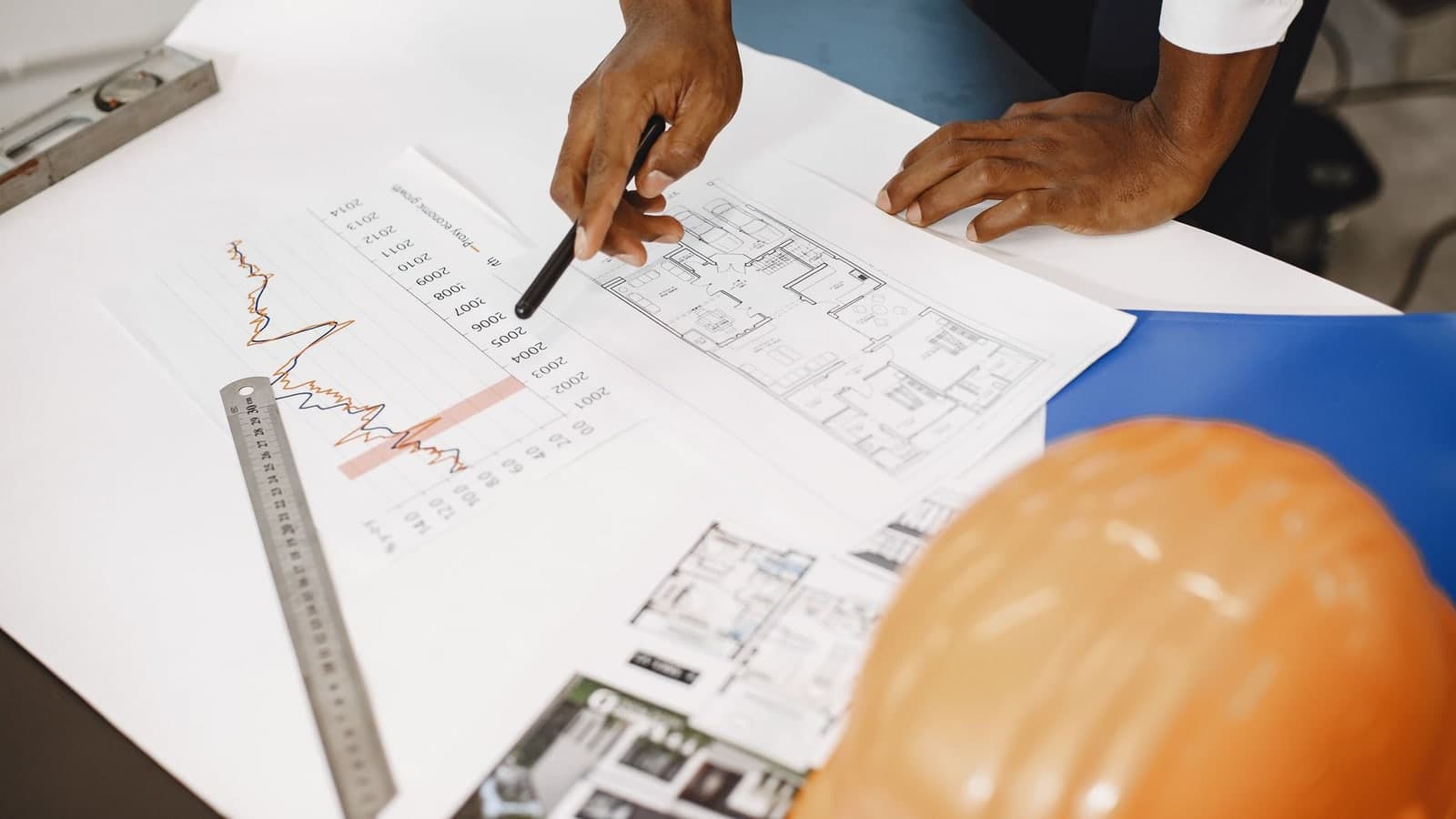 Architectes comparant plans et données financières avant l'analyse d'un CCAP