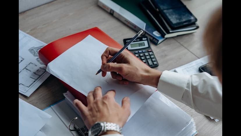 Documents techniques et administratifs classés avec plans et calculatrice