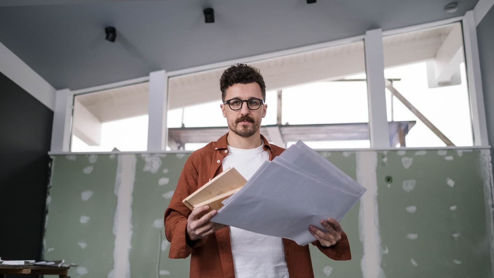 Professionnel examinant les pièces et justificatifs d'une offre anormalement basse