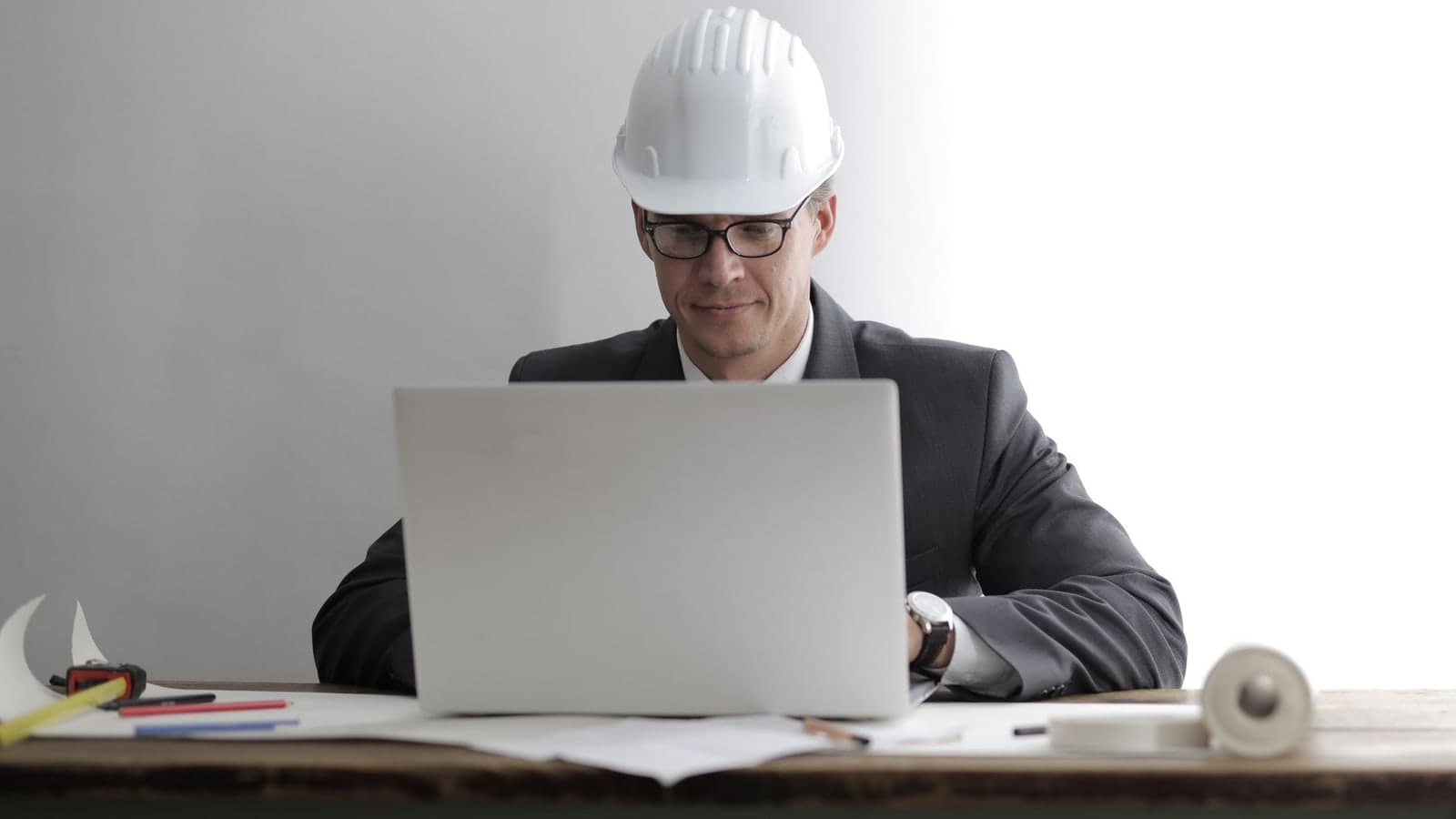 Ingénieur contrôlant plans et documents pour éviter une offre irrégulière