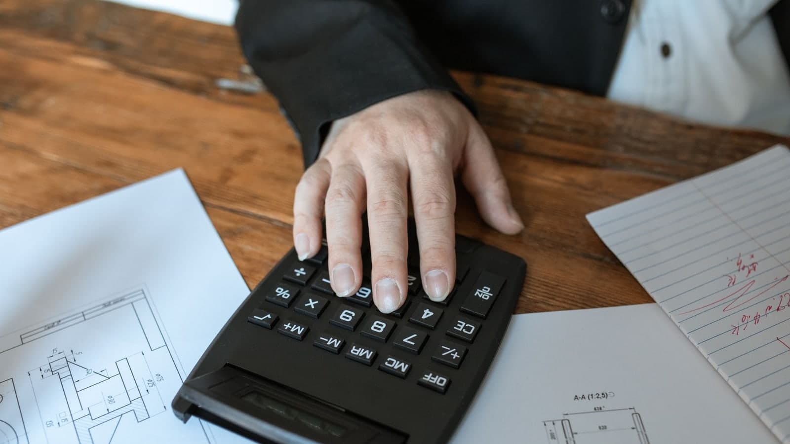 Professionnel contrôlant les chiffres et exigences d'un règlement de consultation de marché public