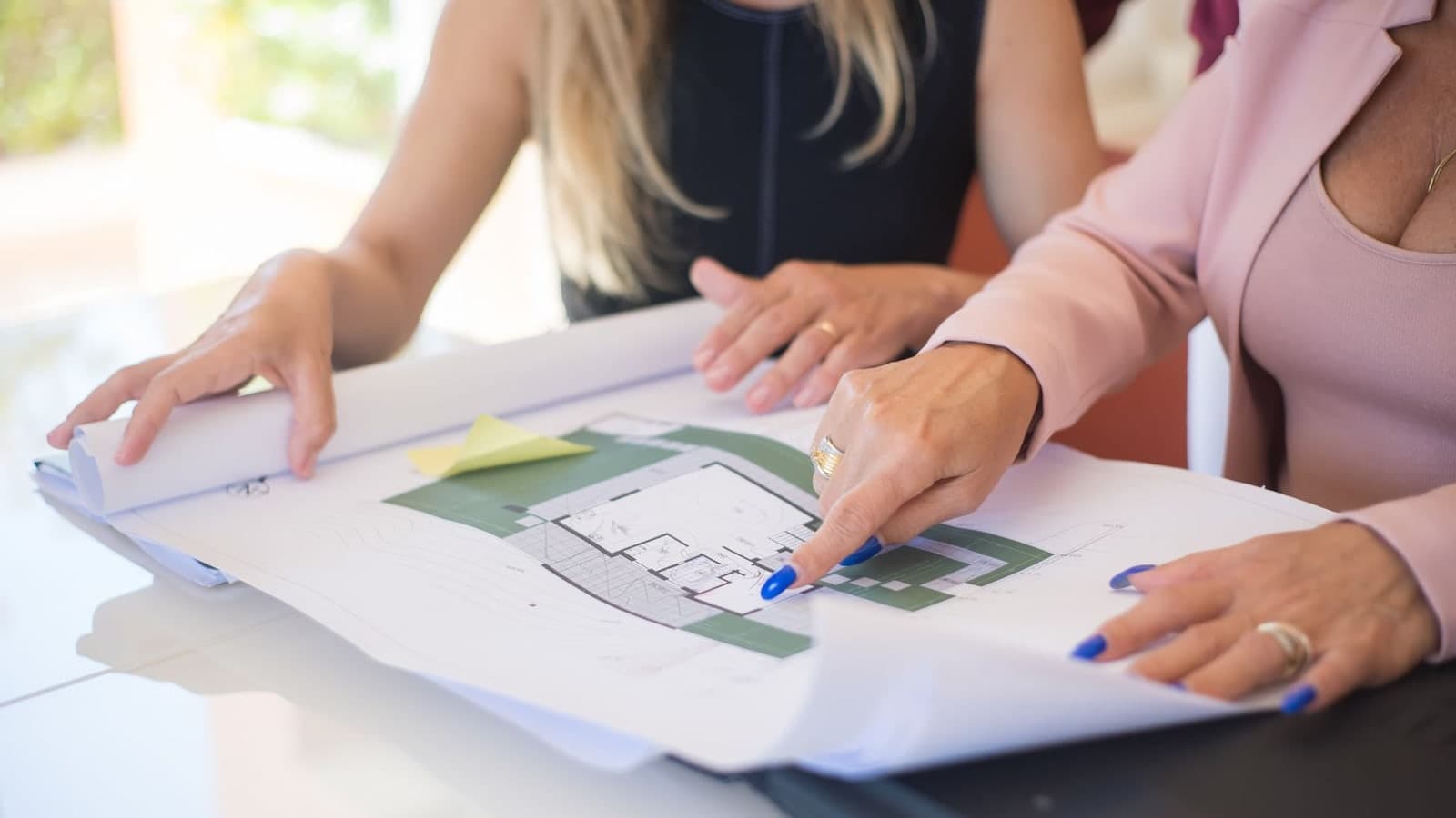Professionnelles contrôlant des plans avant la production d'un rendu Revit